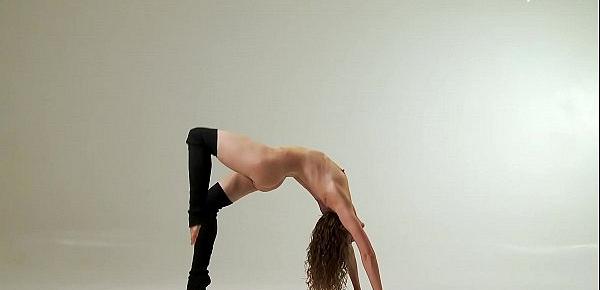  Flexible curly haired beauty Ursula Fe